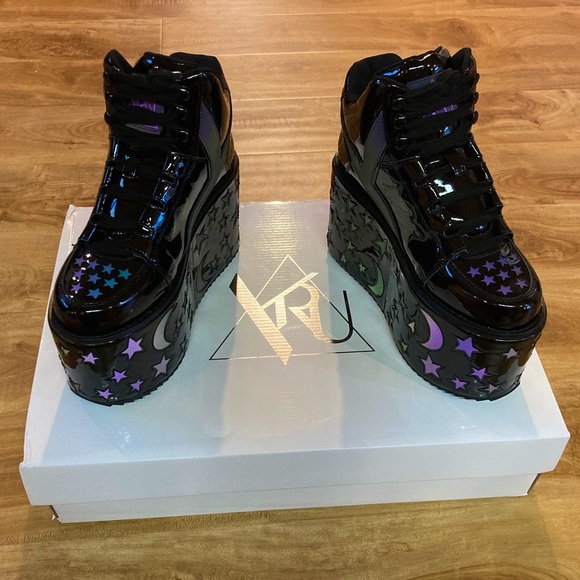 Qozmo Moon & Star Platform in Black Reflective - Picture 5 of 7